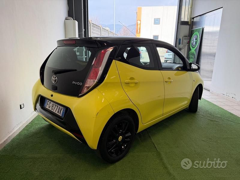 Usata Toyota Aygo X-play 69 CV (50 kW) 2017 Giallo Utilitaria