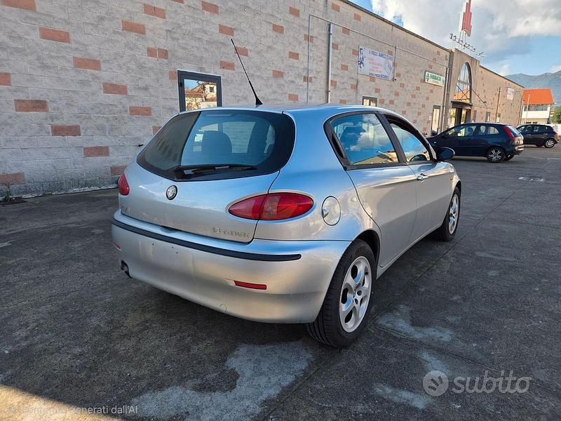 Usata Alfa Romeo 147 120 CV (88 kW) 2002 Grigio Utilitaria