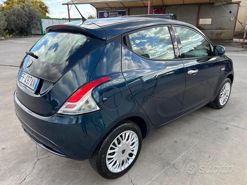 Usata Lancia Ypsilon 69 CV (50 kW) 2016 Blu Utilitaria