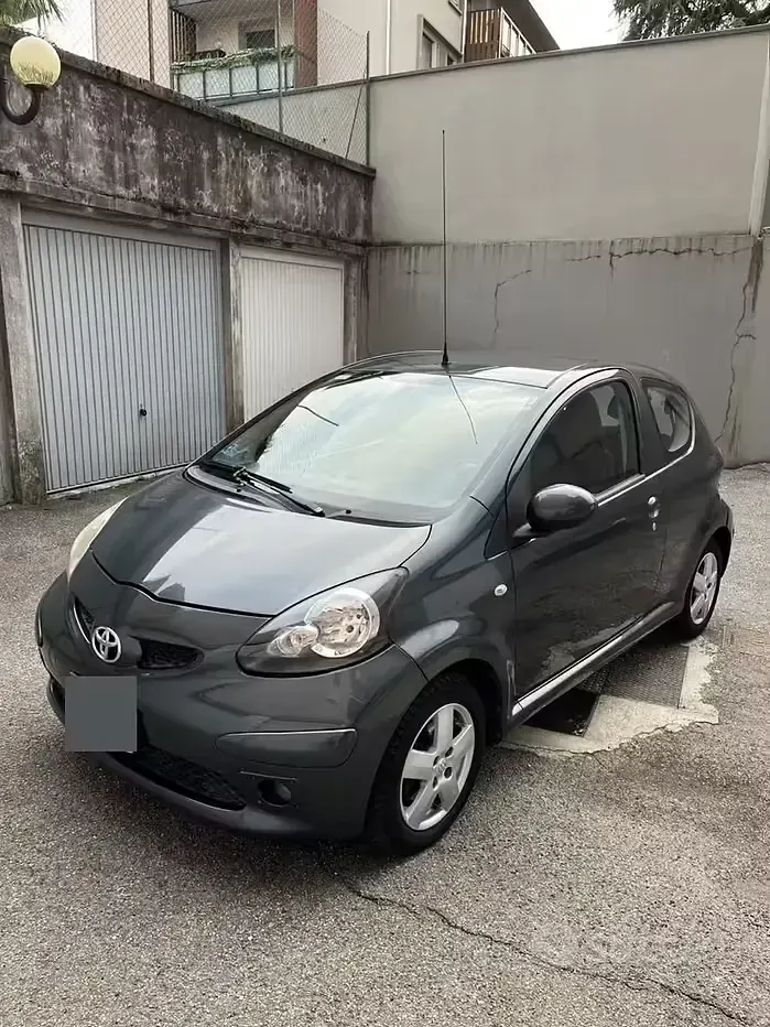 Usata Toyota Aygo 68 CV (50 kW) 2005 Grigio Utilitaria