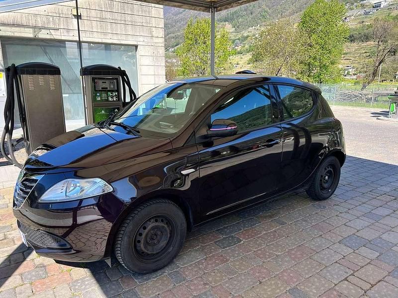 Usata Lancia Ypsilon 69 CV (50 kW) 2013 Nero Utilitaria