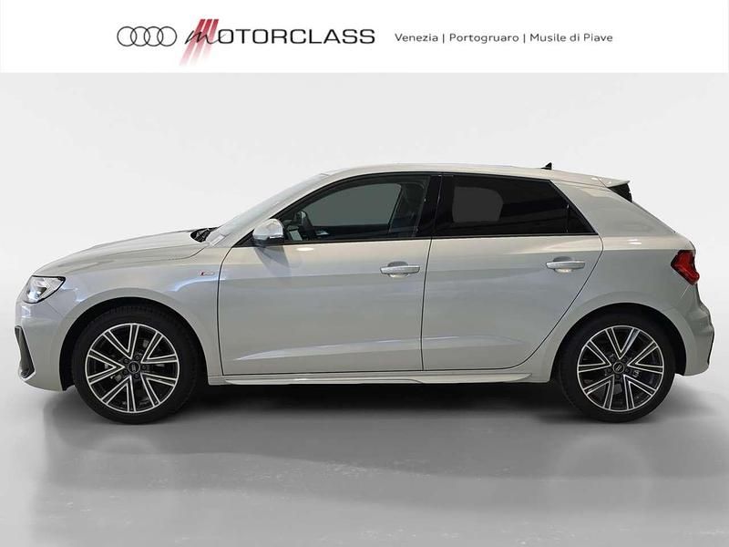 Nuova Audi A1 Sportback S-Line 116 CV (85 kW) 2025 Bianco ghiacciaio metallizzato Utilitaria