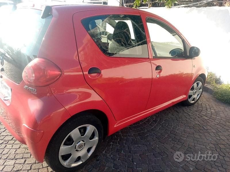 Usata Toyota Aygo 68 CV (50 kW) 2009 Rosso Utilitaria