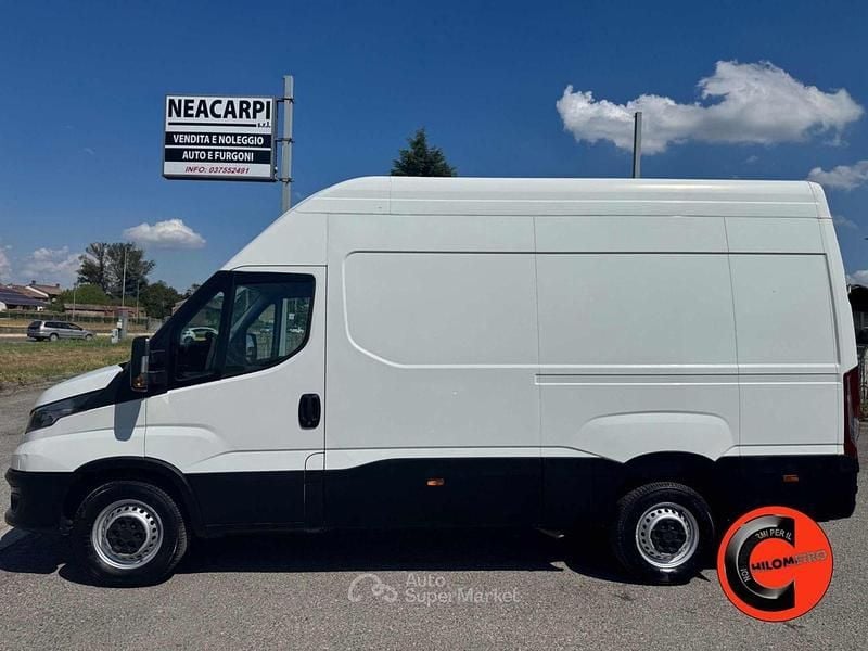 Usata Iveco Daily 156 CV (114 kW) 2021 Bianco pastello Berlina
