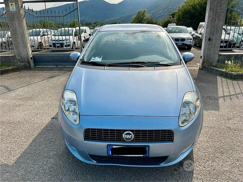 Usata Fiat Grande Punto Dynamic 68 CV (50 kW) 2006 Blu Utilitaria