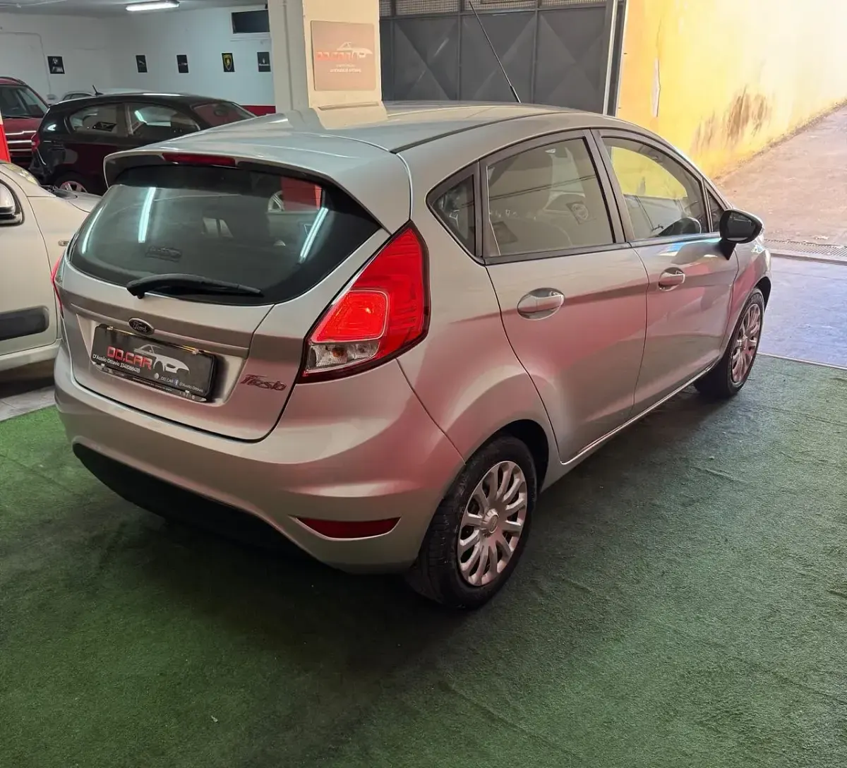 Usata Ford Fiesta Titanium 75 CV (55 kW) 2014 Grigio Utilitaria