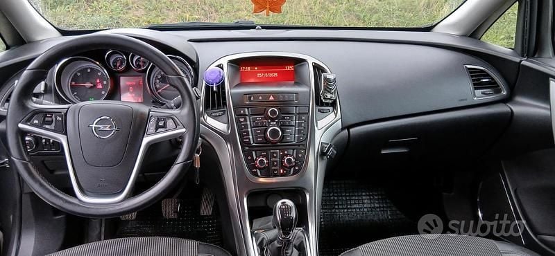 Grigio Usata 2012 Opel Astra Edition Berlina | 3000 € (Buon prezzo) - Immagine 1/4