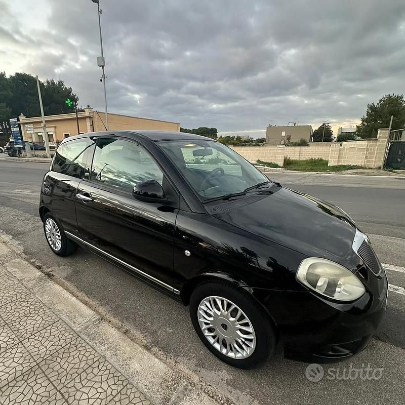 Usata Lancia Ypsilon 75 CV (55 kW) 2012 Nero Utilitaria