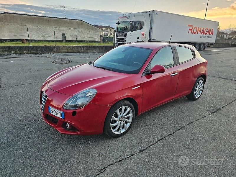 Rosso Usata 2014 Alfa Romeo Giulietta Tre volumi | 3000 € (Ottimo prezzo) - Immagine 1/4