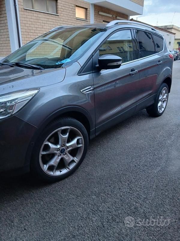 Usata Ford Kuga 163 CV (119 kW) 2014 Grigio SUV