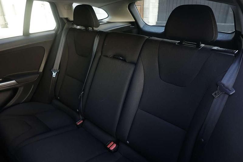 Usata Volvo V60 R-Design Momentum 114 CV (83 kW) 2016 Nero Station wagon