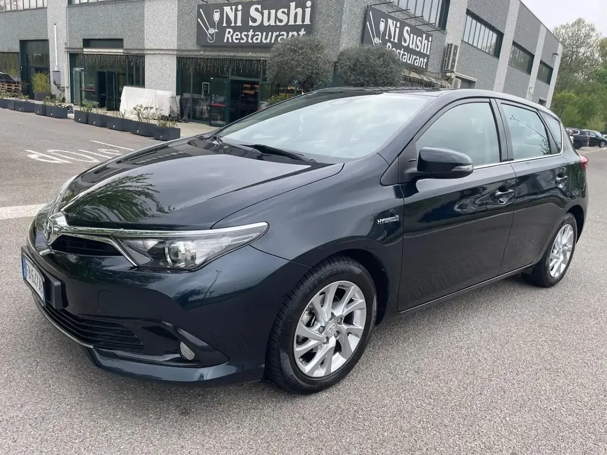 Begagnad Toyota Auris Hybrid 99 HK (72 kW) 2015 Svart Sedan