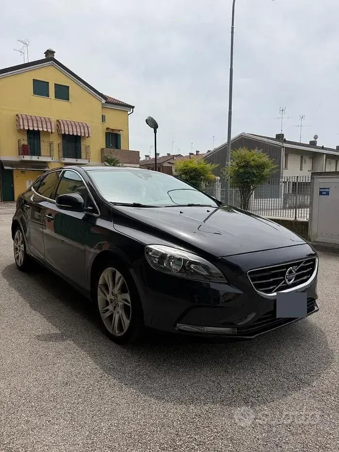 Usata Volvo V40 177 CV (130 kW) 2012 Nero Utilitaria