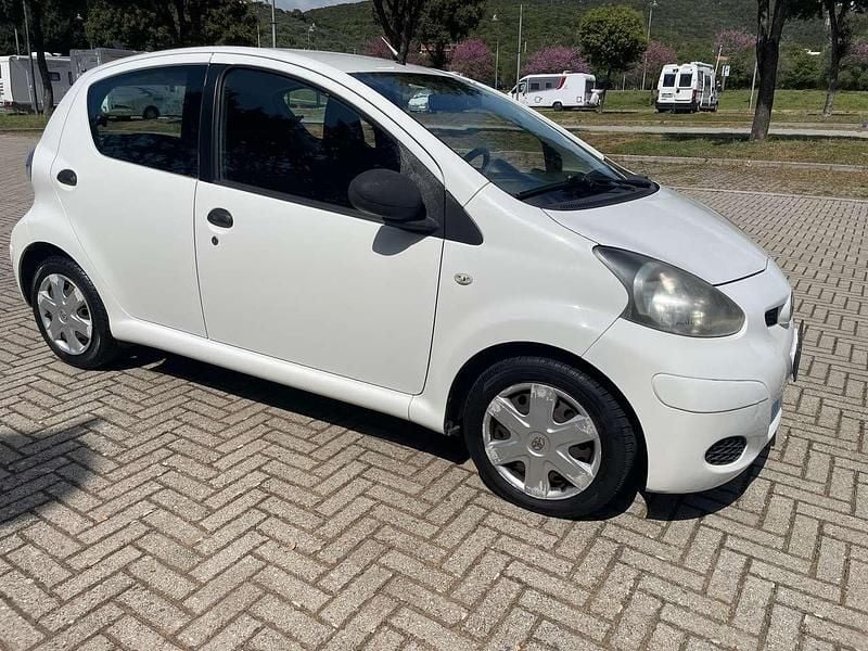 Usata Toyota Aygo Connect Style 68 CV (50 kW) 2012 Bianco Utilitaria