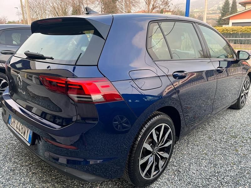 Usata VW Golf VIII Life 116 CV (85 kW) 2022 Blu Berlina