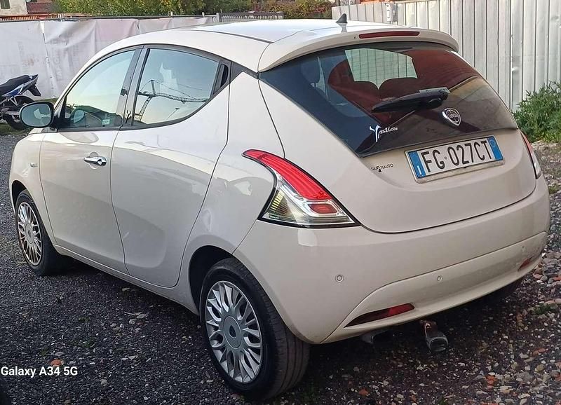 Usata Lancia Ypsilon Platinum 69 CV (50 kW) 2016 Bianco Utilitaria