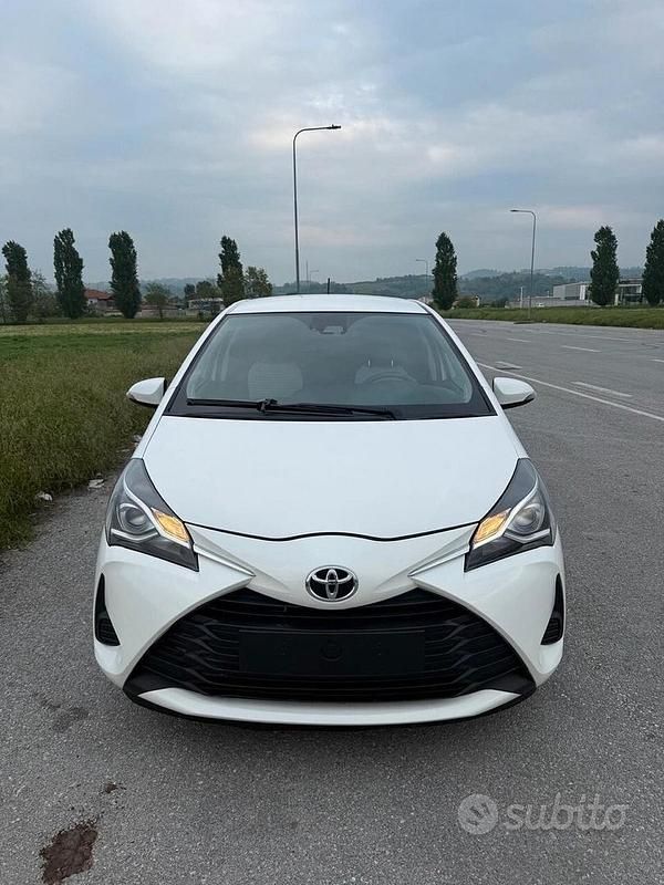 Begagnad Toyota Yaris Cool 72 HK (52 kW) 2020 Vit Sedan