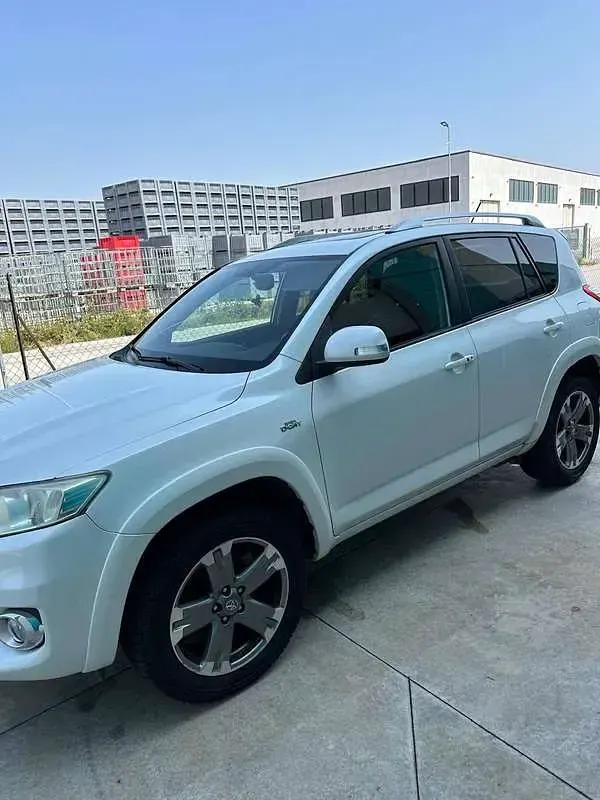 Usata Toyota RAV4 Executive 150 CV (110 kW) 2011 Bianco SUV