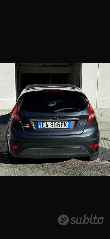 Usata Ford Fiesta Titanium 68 CV (50 kW) 2010 Grigio Utilitaria