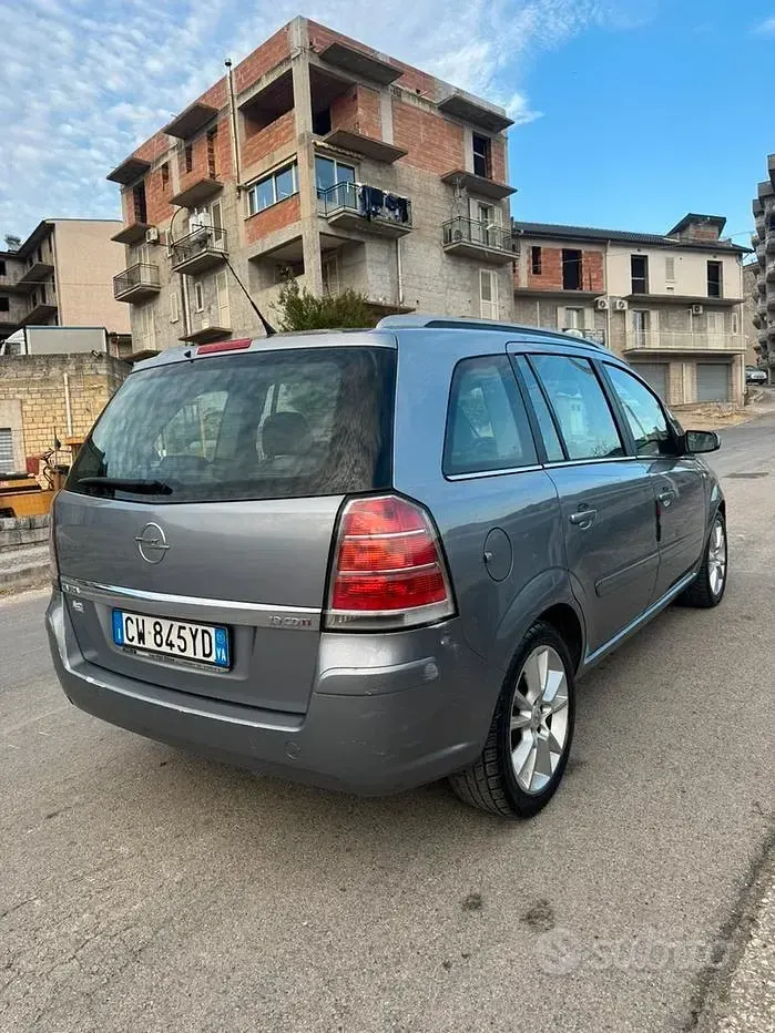 Usata Opel Zafira 150 CV (110 kW) 2005 Grigio Monovolume