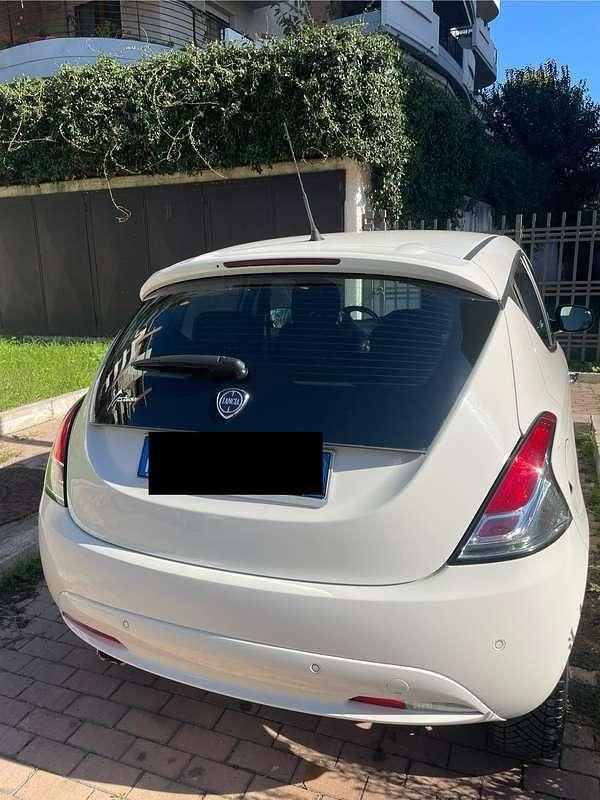 Usata Lancia Ypsilon Gold 69 CV (50 kW) 2018 Bianco Utilitaria