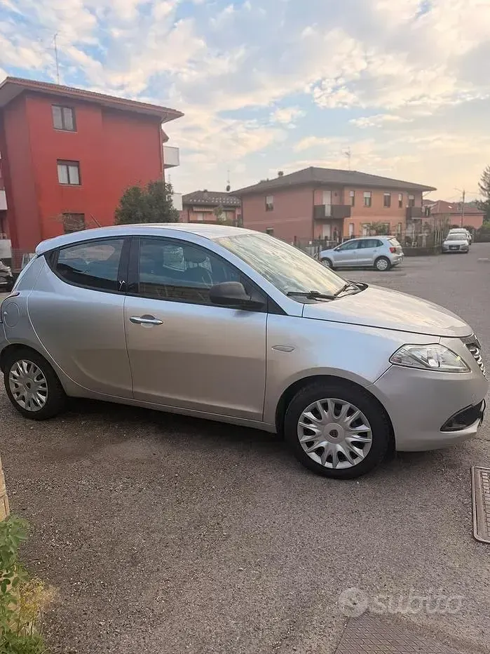 Gebraucht Lancia Ypsilon 69 PS (50 kW) 2014 Grau Kleinwagen