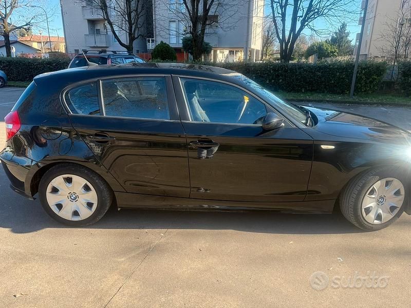 Usata BMW 118 143 CV (105 kW) 2009 Nero Utilitaria
