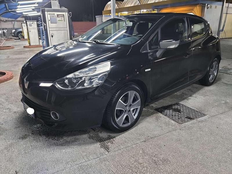 Nero Usata 2014 Renault Clio IV Tre volumi | 6400 € (Buon prezzo) - Immagine 1/4