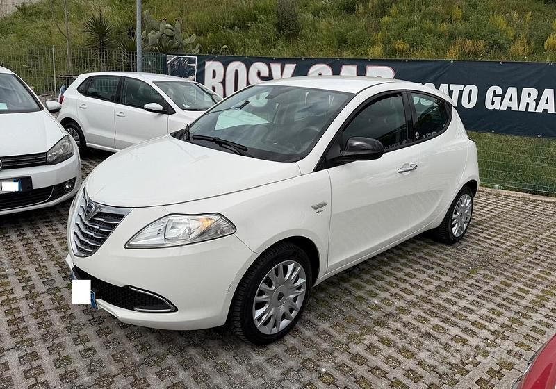 Usata Lancia Ypsilon Silver 69 CV (50 kW) 2015 Bianco Utilitaria
