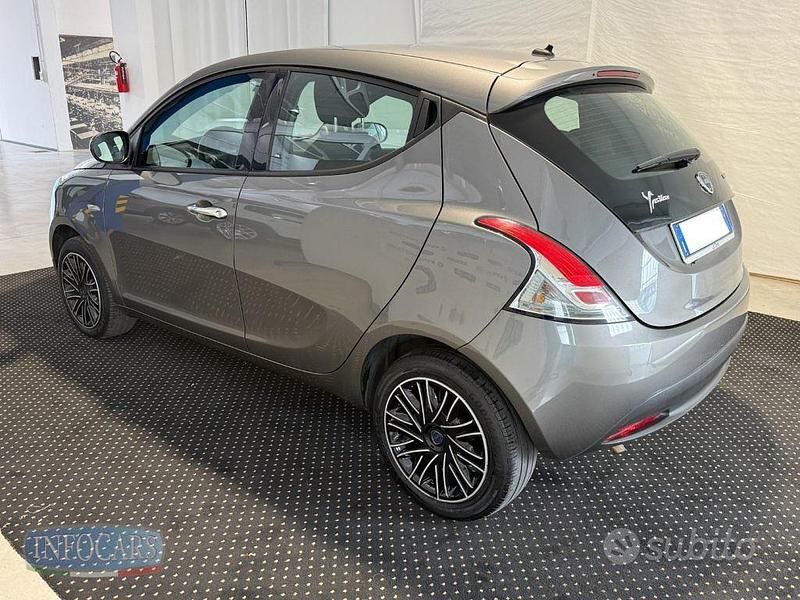 Usata Lancia Ypsilon Silver 70 CV (51 kW) 2022 Grigio metallizzato Utilitaria