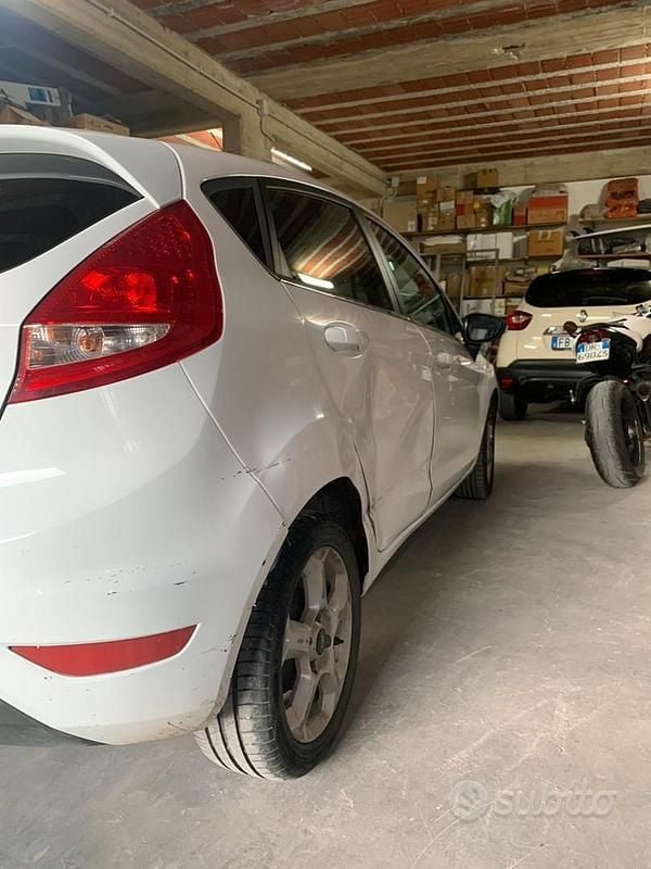 Second-hand Ford Fiesta 75 CP (55 kW) 2010 Alb Hatchback