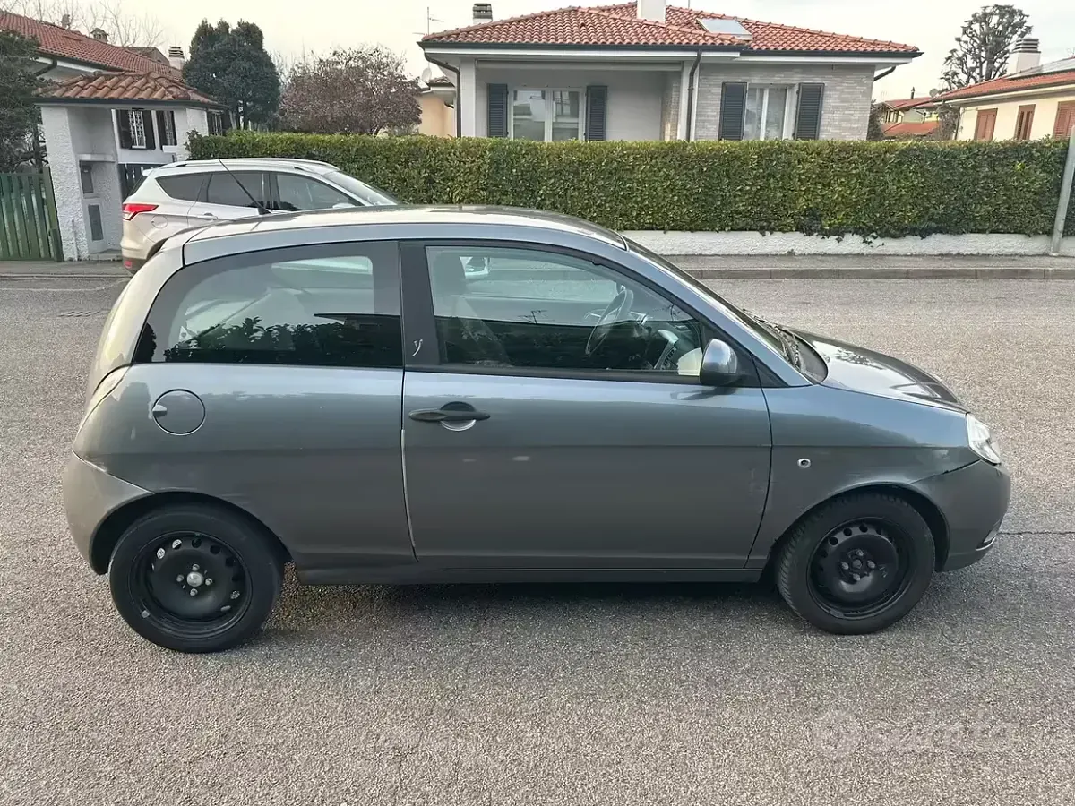 Usata Lancia Ypsilon 69 CV (50 kW) 2011 Grigio Utilitaria