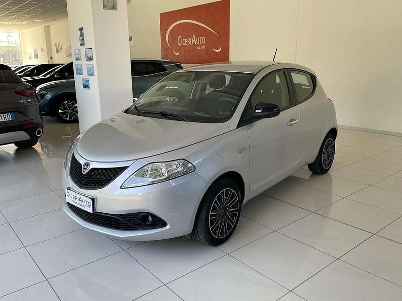 Usata Lancia Ypsilon Gold 69 CV (50 kW) 2021 Argento Utilitaria