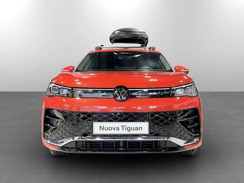 Nuova VW Tiguan R-line Plus 150 CV (110 kW) 2026 Persimmon red metallizzato SUV