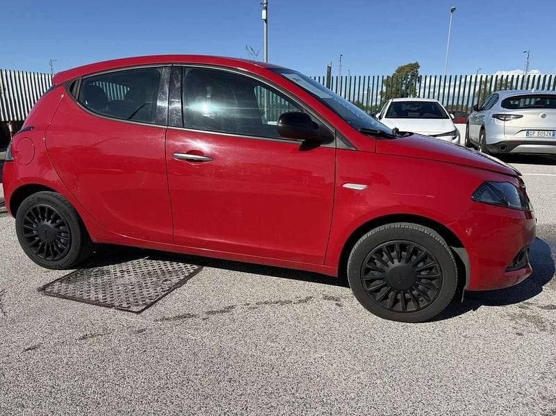 Usata Lancia Ypsilon Silver 69 CV (50 kW) 2021 Rosso Utilitaria