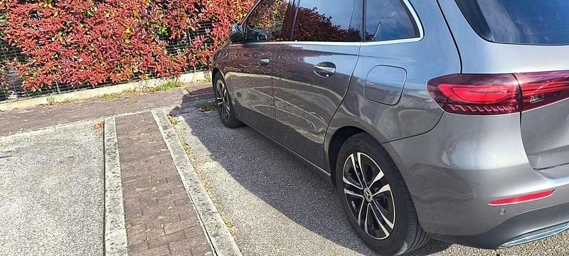 Usata Mercedes B200 150 CV (110 kW) 2023 Grigio Monovolume