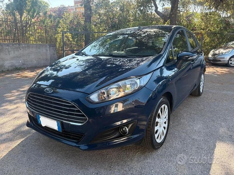 Blu Usata 2015 Ford Fiesta Titanium Tre volumi | 5950 € (Buon prezzo) - Immagine 1/4