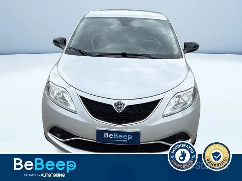 Usata Lancia Ypsilon Silver 69 CV (50 kW) 2016 Grigio metallizzato Utilitaria