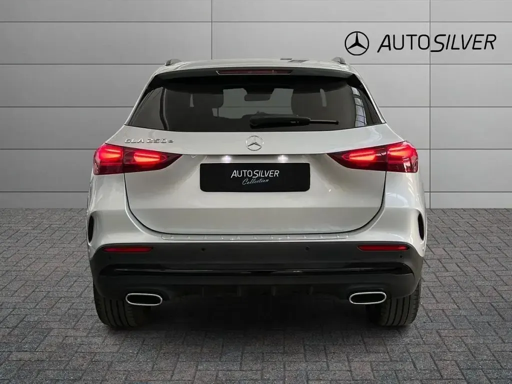 Usata Mercedes GLA250 Advanced Plus 163 CV (119 kW) 2023 Argento / metallizzato SUV