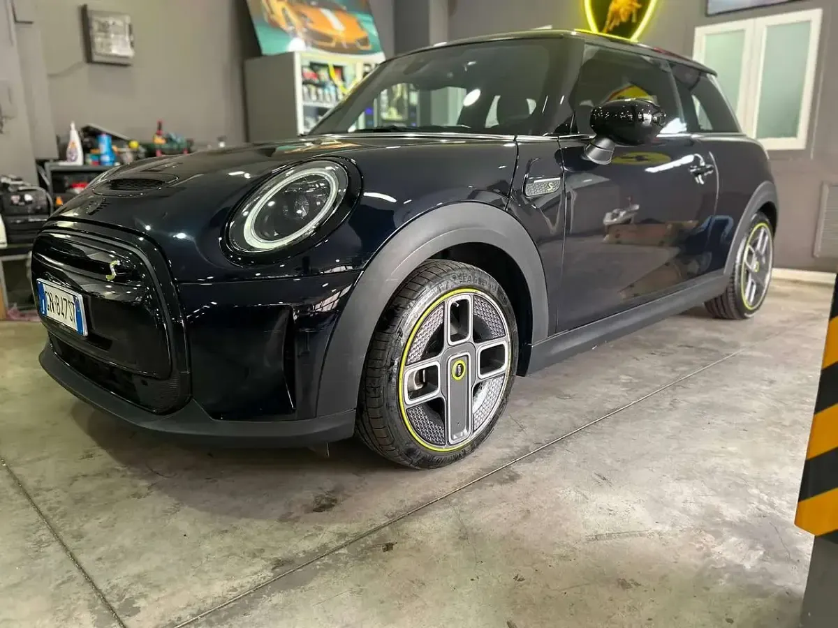 Usata Mini Cooper SE 75 kW (102 CV) 2023 Blu/azzurro Utilitaria