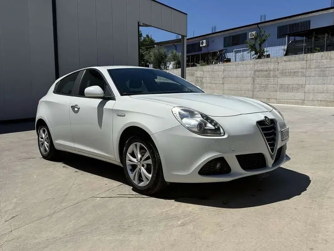 Usata Alfa Romeo Giulietta Distinctive 120 CV (88 kW) 2013 Bianco Utilitaria