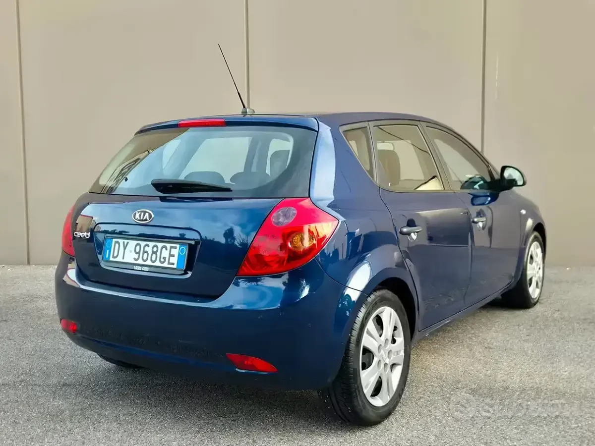 Usata Kia Ceed LX 109 CV (80 kW) 2009 Blu Utilitaria