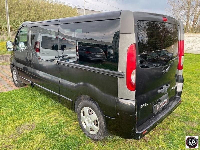 Usata Opel Vivaro 116 CV (85 kW) 2010 Nero Monovolume