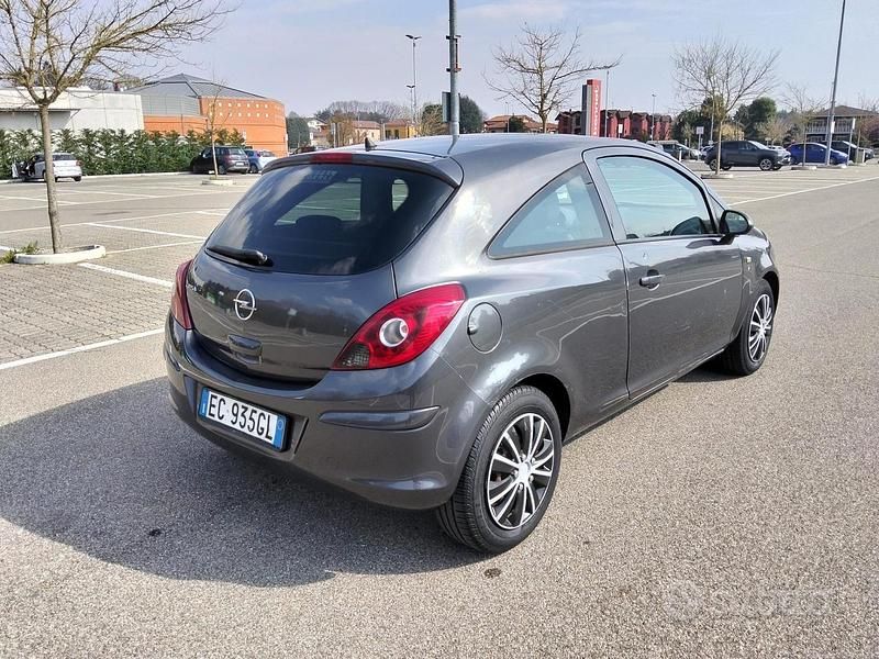 Usata Opel Corsa Club 86 CV (63 kW) 2010 Grigio Utilitaria