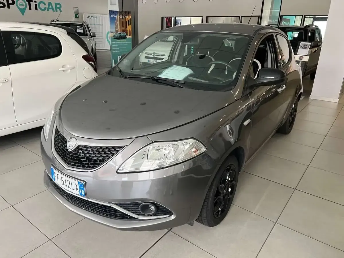 Usata Lancia Ypsilon Gold 86 CV (63 kW) 2017 Grigio intermedio Utilitaria