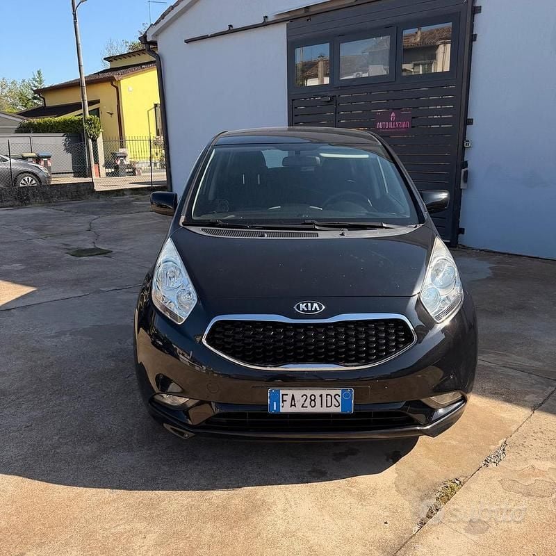 Usata Kia Venga Active 90 CV (66 kW) 2015 Nero Utilitaria