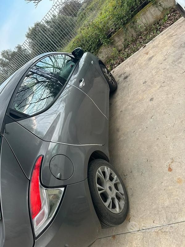 Gebraucht Lancia Ypsilon 95 PS (69 kW) 2016 Grau Kleinwagen