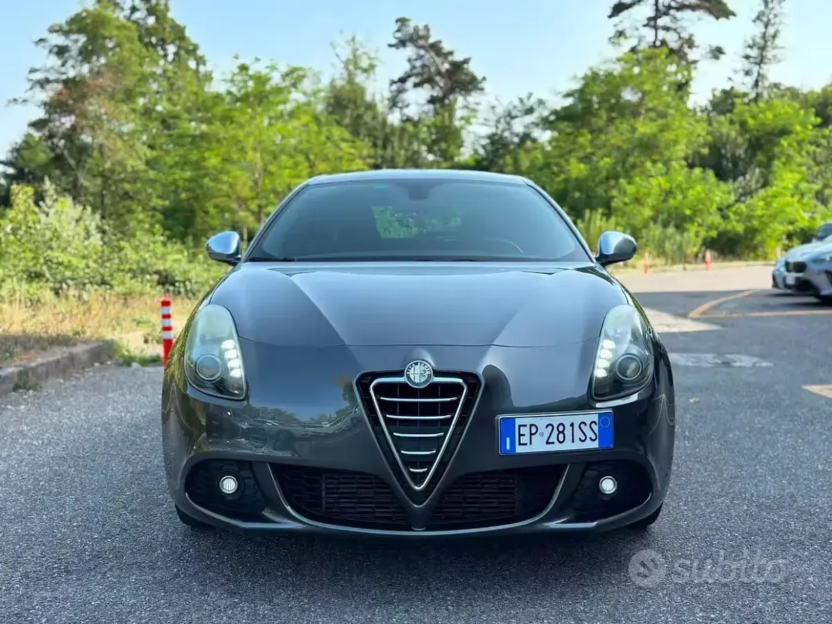 Usata Alfa Romeo Giulietta Exclusive 140 CV (102 kW) 2013 Grigio Utilitaria