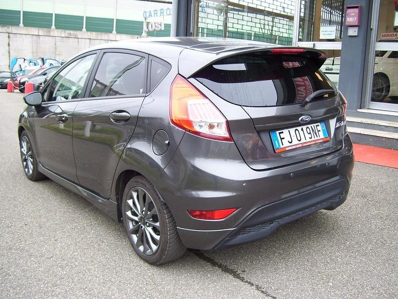 Usata Ford Fiesta ST-Line 95 CV (69 kW) 2017 Grigio Berlina