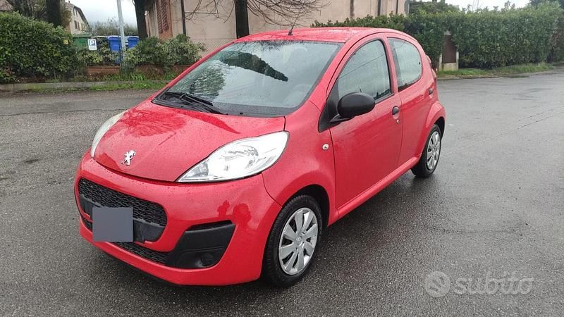 Usata Peugeot 107 68 CV (50 kW) 2012 Rosso Utilitaria